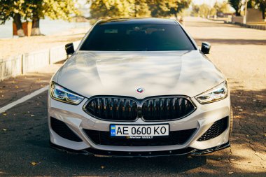 Araba almak. Otomobil fuarı. Otomobil kiralamak. Doğada güzel bir yerde araba kiralamak. Araba kiralamak. Yeni BMW.sport arabası. Akort. BMW M paketinde. Duvar kağıdı. Güzel teknoloji otomobili.