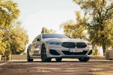 Araba almak. Otomobil fuarı. Otomobil kiralamak. Doğada güzel bir yerde araba kiralamak. Araba kiralamak. Yeni BMW.sport arabası. Akort. BMW M paketinde. Duvar kağıdı. Güzel teknoloji otomobili.