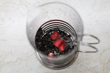 Sıcak demlenmiş çay makinesinde. Çilekli çay. Sonbahar ve sağlık. sıcak, sağlıklı içecek.