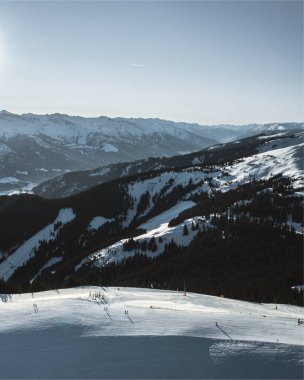 Avusturya 'da kış boyunca karlı dağlar.
