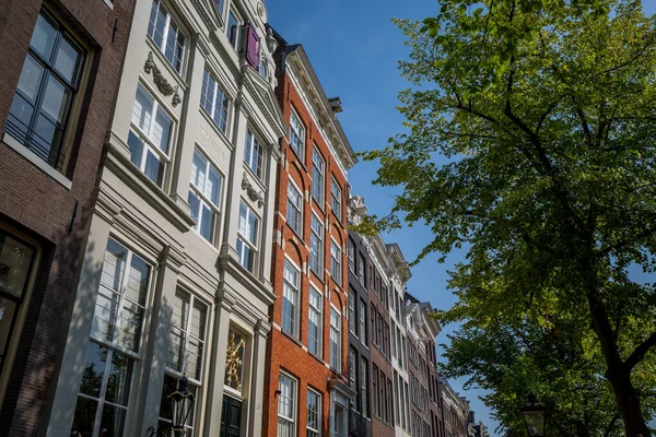 Здания Амстердаме Рядом Каналами Летний День Голубым Небом — стоковое фото