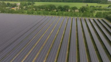 Hollanda, Avrupa 'daki büyük alandaki güneş panelleri. İHA görüntüleri farklı açılardan.