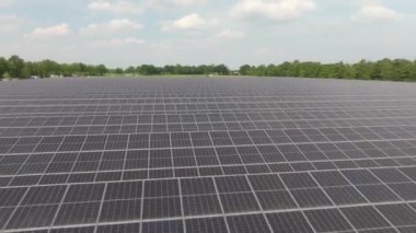 Hollanda, Avrupa 'daki büyük alandaki güneş panelleri. İHA görüntüleri farklı açılardan.