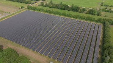 Hollanda, Avrupa 'daki büyük alandaki güneş panelleri. İHA görüntüleri farklı açılardan.
