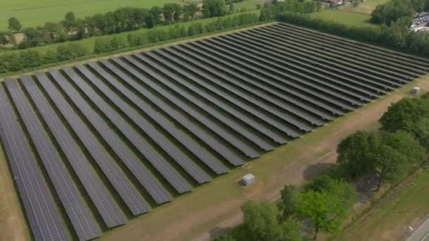Panele Słoneczne Dużym Polu Holandii Europie Nagrania Dronów Różnych Kątów — Wideo stockowe