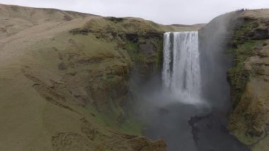 İzlanda 'nın güneyindeki Skogafoss Şelalesinin gündüz insansız hava aracı görüntüleri.. 