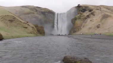 İzlanda 'nın güneyindeki Skogafoss Şelalesinin gündüz insansız hava aracı görüntüleri.. 