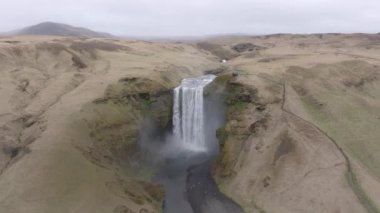 İzlanda 'nın güneyindeki Skogafoss Şelalesinin gündüz insansız hava aracı görüntüleri.. 