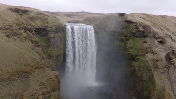昼間のアイスランド南部のスコガフォス滝のドローン映像 — ストック動画