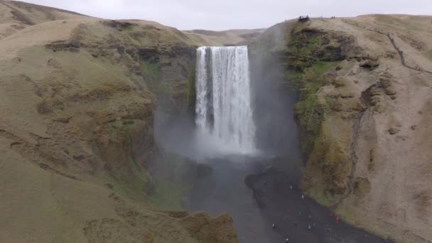 Запись Беспилотника Водопадом Скогафосс Юге Исландии Днем — стоковое видео