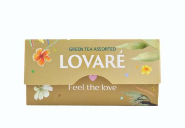 Kharkiv, Ukrayna 11 Mart 2024. Lovare, farklı tatlara sahip yeşil poşetli çay kutusu (altın mango, Kleopatra 'nın gecesi, çilekli marshmallow, bahamian soursop)