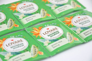 Kharkiv, Ukrayna 11 Mart 2024. Lovare, yeşil poşetli çay Bahama kaynak suyu, bir paket izole edilmiş.