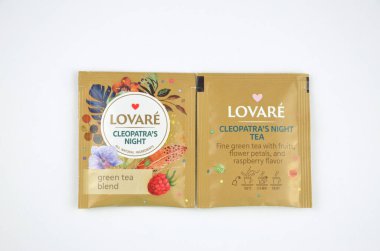 Kharkiv, Ukrayna 11 Mart 2024. Lovare, yeşil poşetli çay Kleopatra 'nın beyaz arka planda gece kahveli çay poşeti.