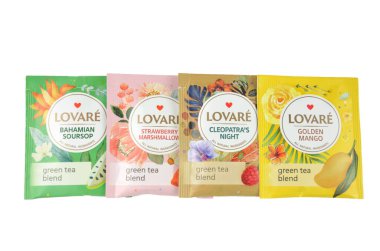 Kharkiv, Ukrayna 11 Mart 2024. Lovare, yeşil poşetli çay çilekli marşmelov, izole edilmiş pembe paketler.