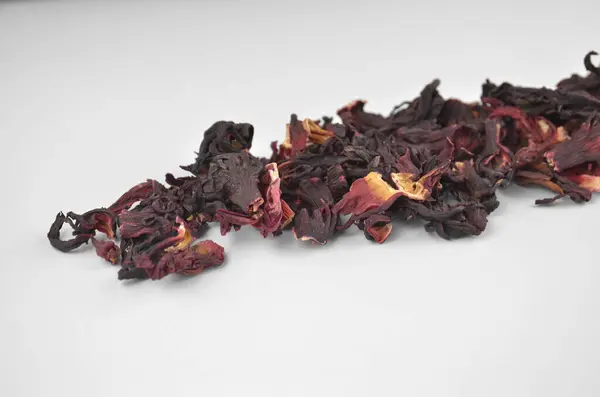 Mısır amblemi kuru kırmızı çayı (karkade) hizalanmış yığın (çizgi), yakın çekim (makro) izole edilmiş