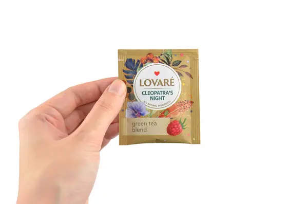 Kharkiv, Ukrayna 11 Mart 2024. Lovare, yeşil poşetli çay Bahama kaynak suyu, bir paket izole edilmiş.