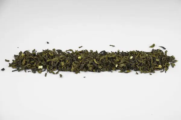 Kuru yeşil yaprak çayı hizalanmış yığın (satır), yakın çekim (makro) izole edilmiş, üst görünüm