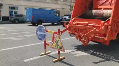 Bir yol arka planında yol onarım tabelaları (yol çalışması) ve hızla geçen arabalar