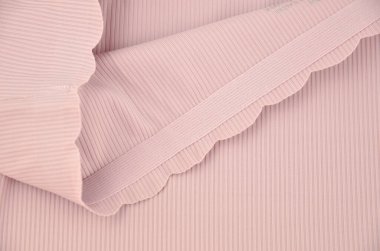 Leylak (lavanta, menekşe, mor) pürüzsüz (görünmez) kadın iç çamaşırı (iç çamaşırı, külot, külot) dalgalı kenar izole edilmiş, lastik kaplama