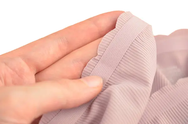 Leylak (lavanta, menekşe, mor) pürüzsüz (görünmez) kadın iç çamaşırı (iç çamaşırı, külot, külot) dalgalı kenar izole edilmiş, yakın plan lastik bant