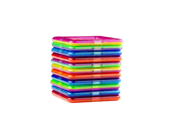 Beyaz arka plandaki bir tünele bağlı renkli şeffaf mıknatıs kareleri (çocuklar için yapboz oluşturucu oyunu) grubu