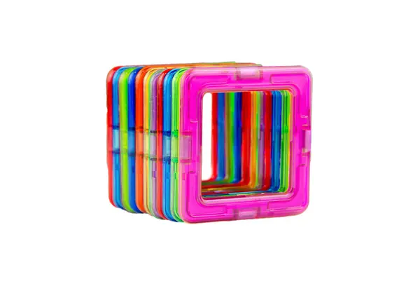 Beyaz arka plandaki bir tünele bağlı renkli şeffaf mıknatıs kareleri (çocuklar için yapboz oluşturucu oyunu) grubu
