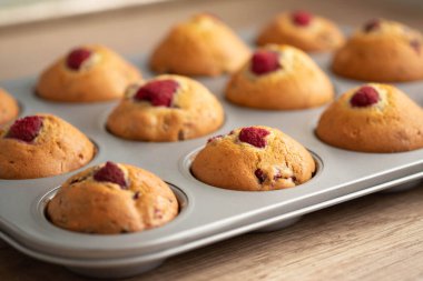 Pişirme formunda ahududulu kekler.