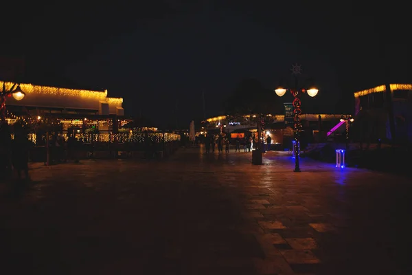 2022年12月4日 码头和旧港的夜景 装饰有圣诞彩灯 塞浦路斯利马索尔 — 图库照片