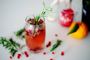 Arka planda nar, biberiye ve Noel dekoruyla nefis bir Noel içeceği manzarası. Noel konsepti