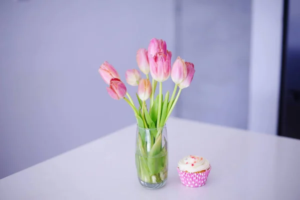 Close Beautiful Bouquet Pink Tulips Glass Cupcake Kitchen Home Decor — Zdjęcie stockowe