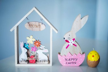 Paskalya ahşap evi, mutfak masasında tavşan ve yumurta mumu. Paskalya konsepti