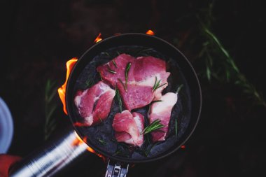 Biberiyeli biftekleri turist kızartma tavasında pişirmeye yakın durun. Açık hava içeriği