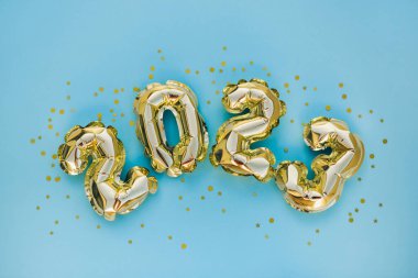 Mutlu yıllar ve Noel tatili konsepti 2023. Mavi arka planda parıldayan yıldızlı altın balonlar. Mesaj için yeri olan hediye kartı. Metin için boşluk ile