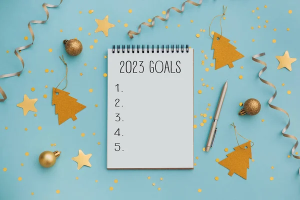 列出2021年的新年目标用笔迹写的笔记本 列出新年目标和决心 平铺风格 圣诞规划概念 免版税图库照片