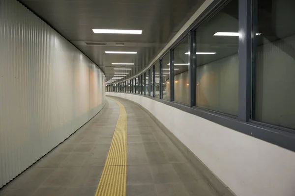 Valencia metrosunun Alicante istasyonuna giden boş bir tünel.