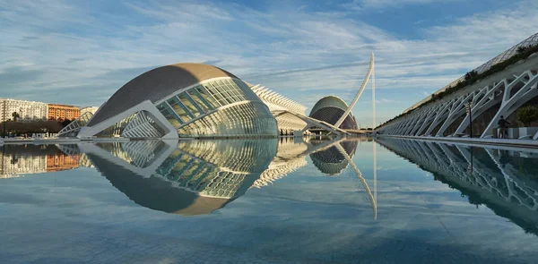 バレンシア スペイン 2023科学と芸術の街は バレンシアの近代建築の最高の表現であります 観光客の数十万人が毎年それを訪問しに来ます それはサンティアゴ カラトラバによって設計されました1998 — ストック写真