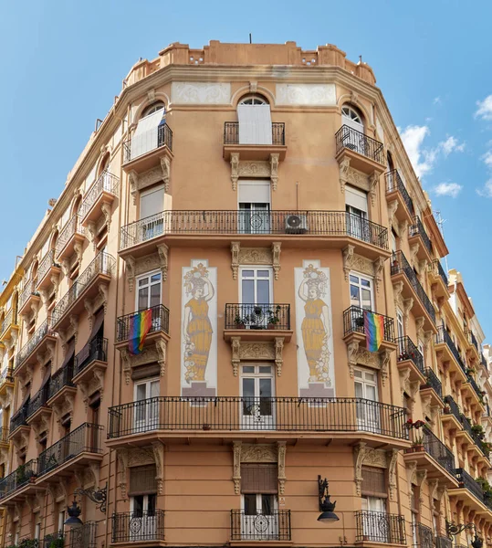 lgbti bayrakları ve çizimleri olan bina