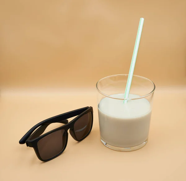 Güneş gözlüğü ve Valensiyalı horchata.