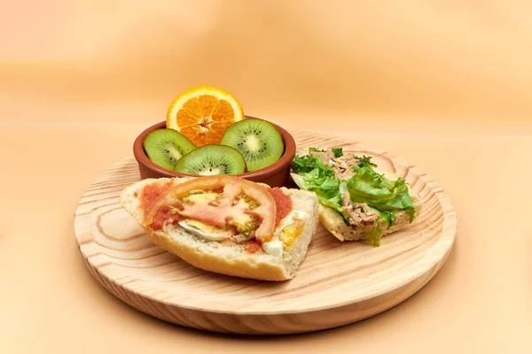 Yumurtalı lezzetli sebzeli sandviç.