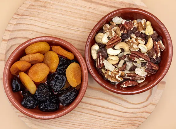 Kurutulmuş kayısı, kuru erik ve fındık, son derece besleyici yiyecekler.