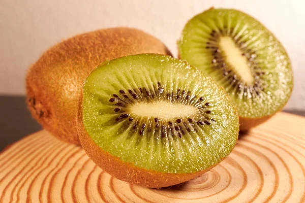Kiwi, C vitamini açısından zengin bir meyve.