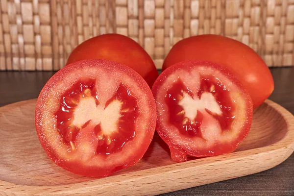 C vitamini açısından zengin bir meyve domatesi.