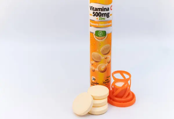 Valencia, İspanya; 10-9-2023 Bağışıklık Sistemi için C vitamini ve çinko