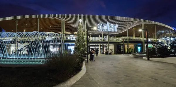 Valencia, İspanya; 12-12-2023 Noel ağacı Saler alışveriş merkezinde _