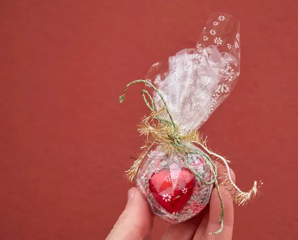 Çok sevdiğin kişiye bir hediye.