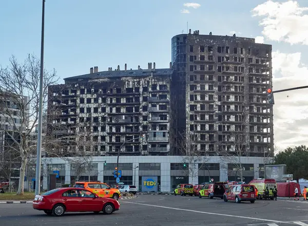 Valencia, İspanya; 2-23-2024 Valencia 'daki bir binada korkunç yangın