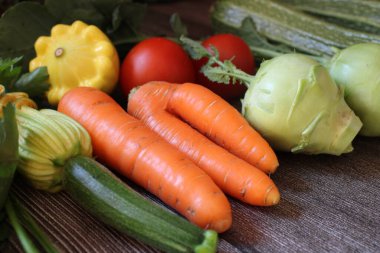 Tahta bir masada taze sebzeler. Sebzeler salata ve yemek için hazır..