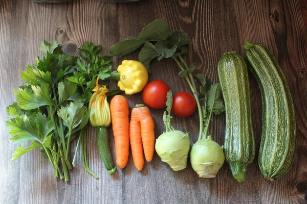 Tahta bir masada taze sebzeler. Sebzeler salata ve yemek için hazır..