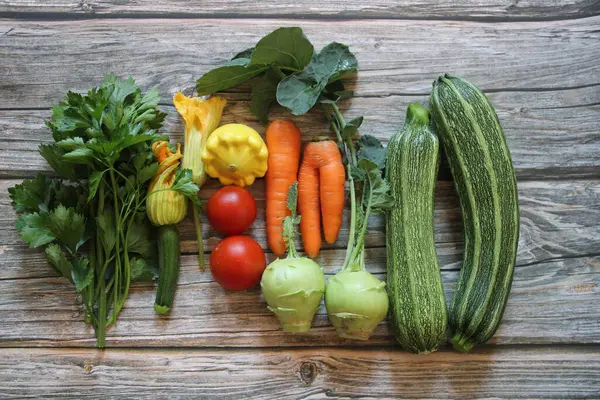 Tahta bir masada taze sebzeler. Sebzeler salata ve yemek için hazır..