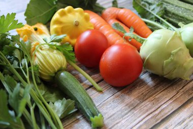 Tahta bir masada taze sebzeler. Sebzeler salata ve yemek için hazır..